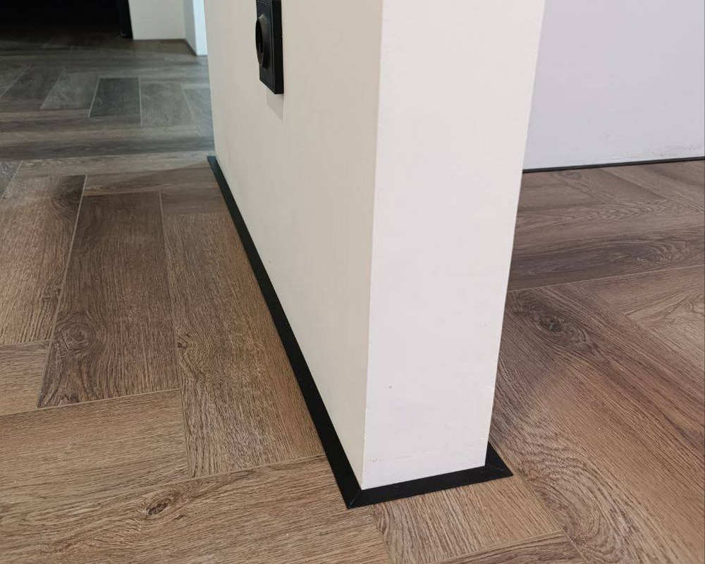 Микроплинтус AL16X5-03 16х6х2000мм Чёрный