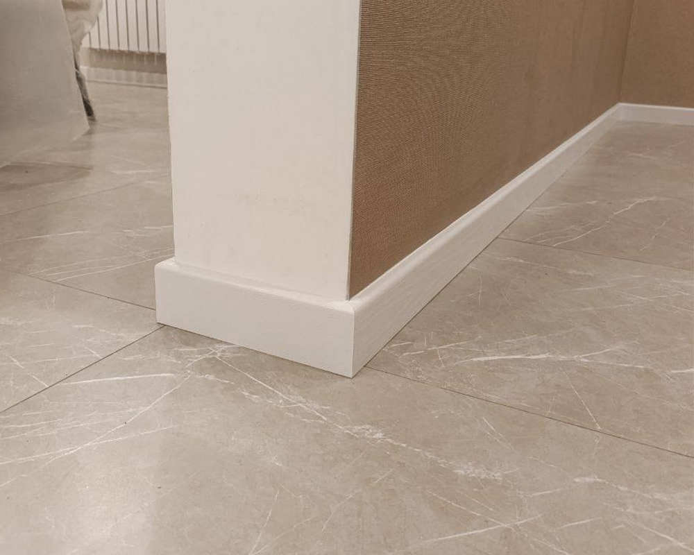 Плинтус кедр Стоунвуд. 80B 80мм 2,35м Белый