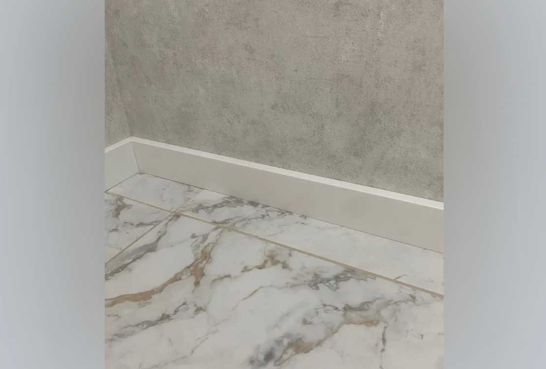 Плинтус кедр Стоунвуд. 80A 80мм 2,35м Белый