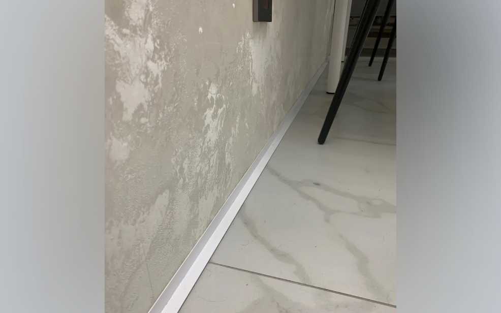 Микроплинтус SL16X25-04 16х25х2000мм Белый