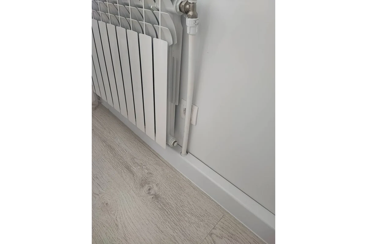 Плинтус для труб отопления ПВХ Smartprofile Аква. Для труб до 25мм. 2.2 метра