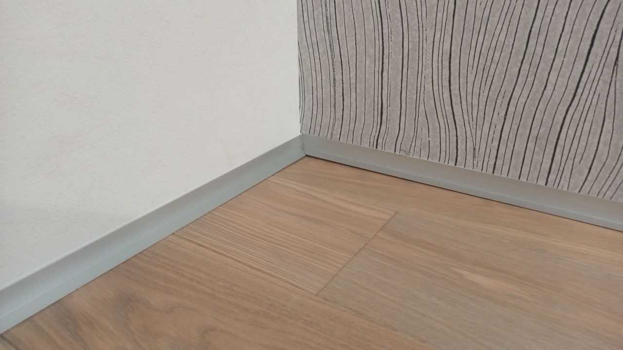 Микроплинтус MSAPL 02.2700.01L Анод серебро